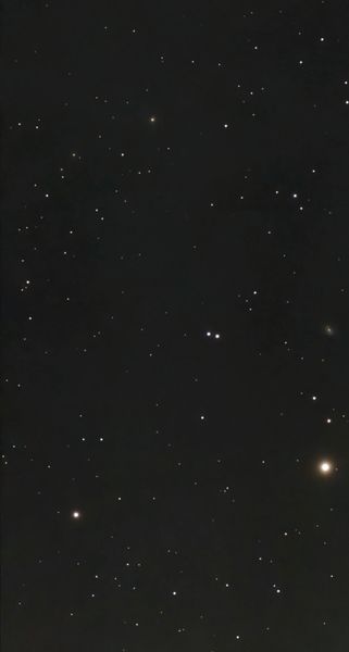 Les étoiles doubles M40 (double point au centre)